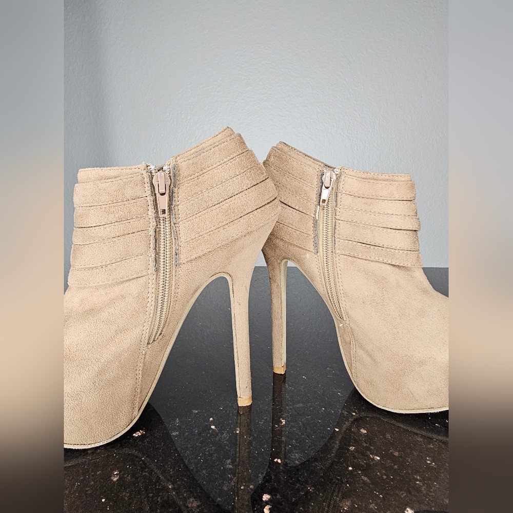 WILD DIVA Faux Suede Tan Platform Heeled Booties with Buckles Size 6.5 - Picture 8 of 12